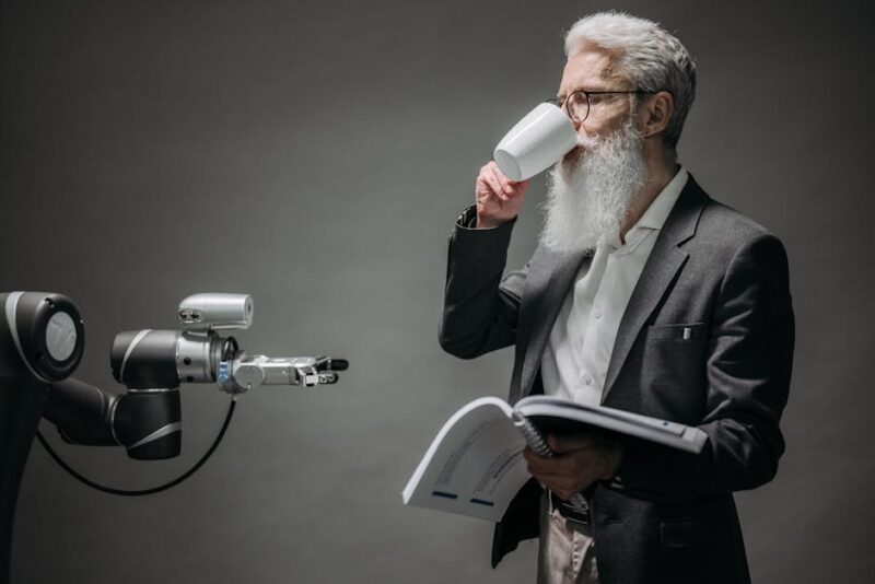 Äldre man intill en robot